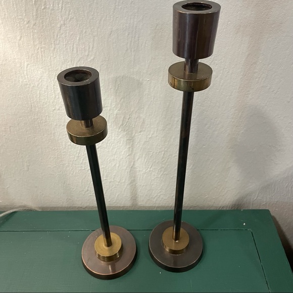 Set of 2 MCM Vintage Brass 2 Tone Candlesticks - Picture 2 of 6